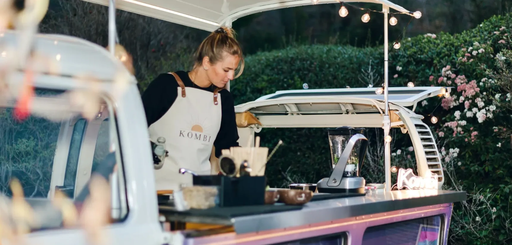 Manon de Kombi Event dans le combi Volkswagen en pleine préparation de cocktails