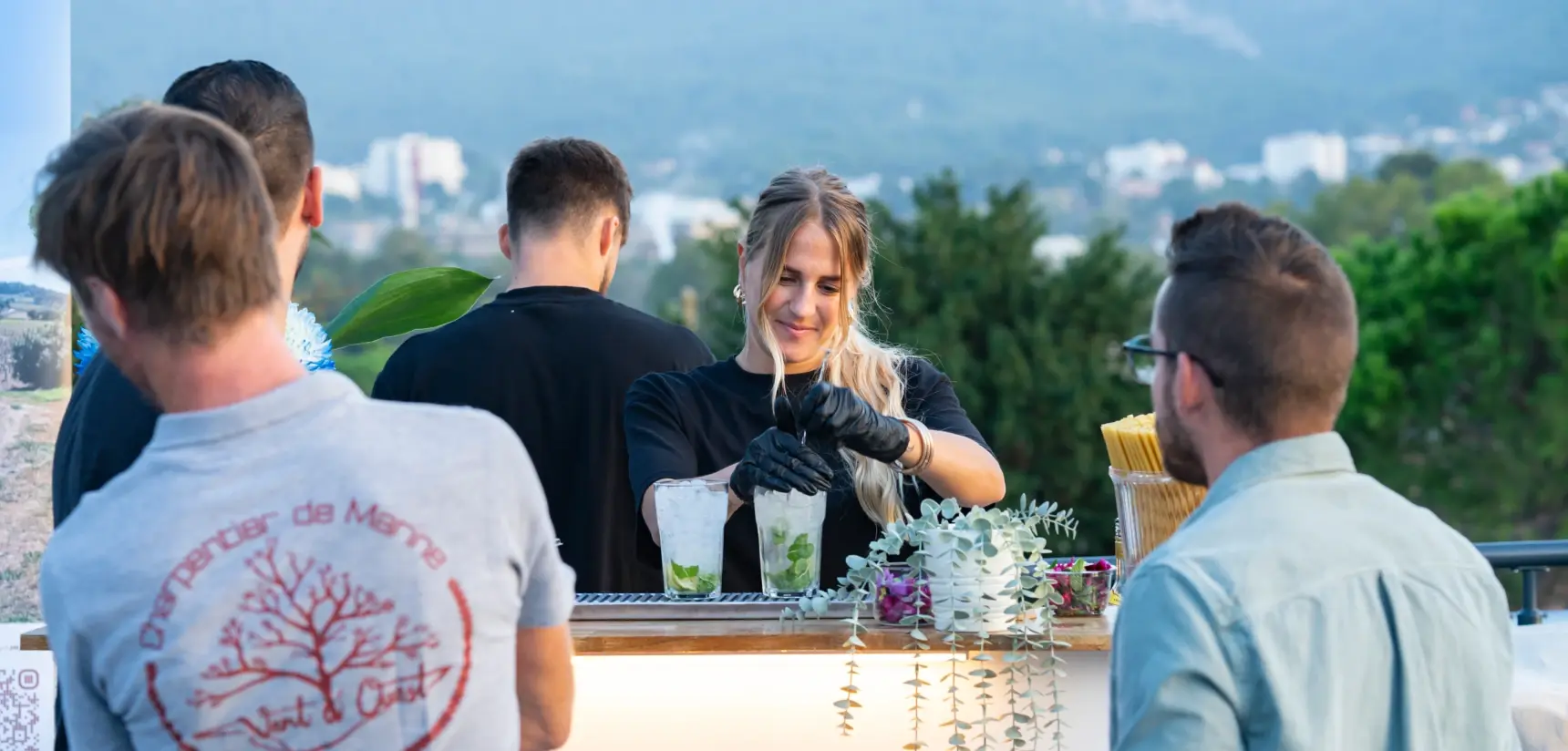Manon de Kombi Event en cours de préparation de cocktails