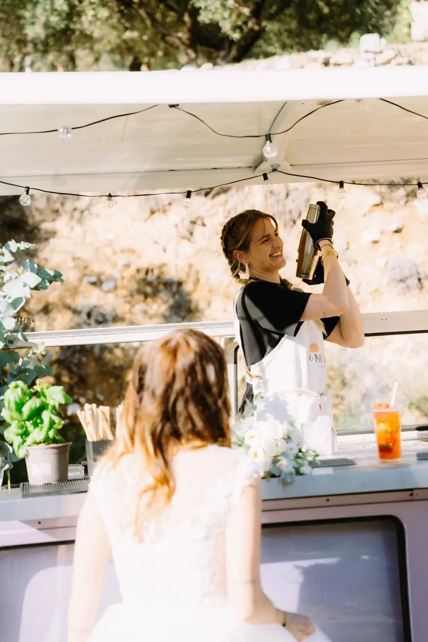 L'équipe de Kombi Event en pleine préparation de cocktails