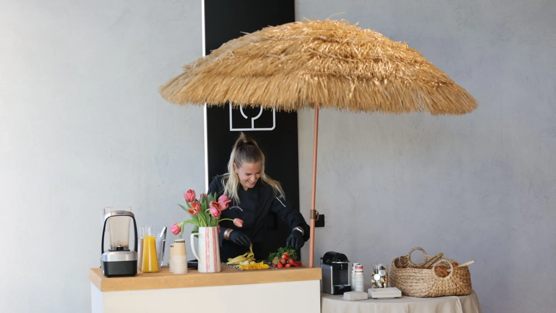 Manon, la fondatrice de Kombi Event, en pleine préparation de cocktails